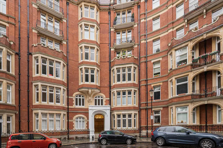 Flat Iverna Court in Greater London