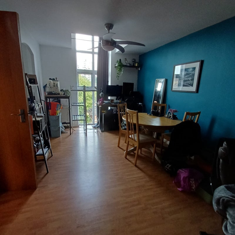 Room Linen Court in Salford