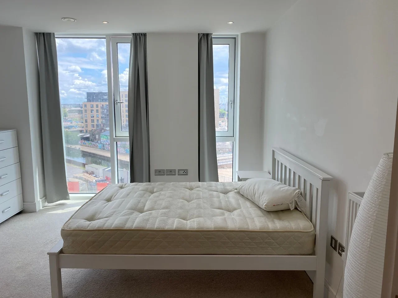 Room High Street in Greater London