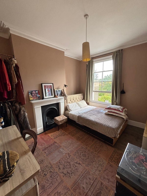Room Fairbridge Road in Greater London