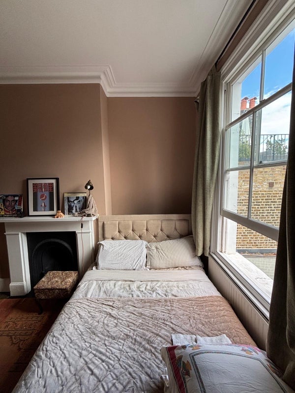 Room Fairbridge Road in Greater London