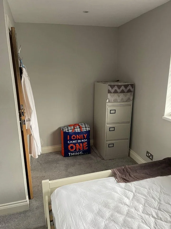 Room Scott Road in Crawley