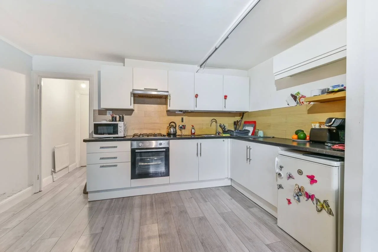 Flat Woodville Road in Greater London
