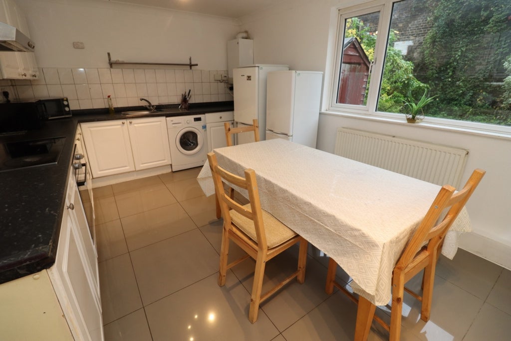 Room Globe Road in Greater London