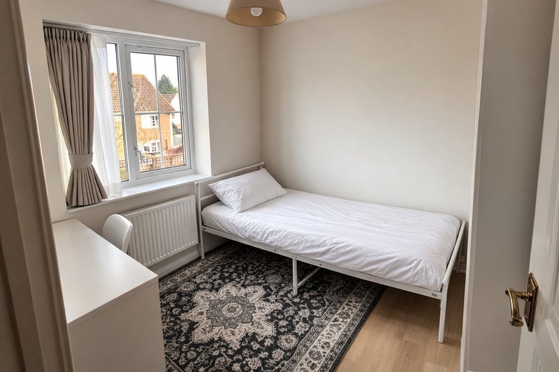 Room Meadow Way in Bristol