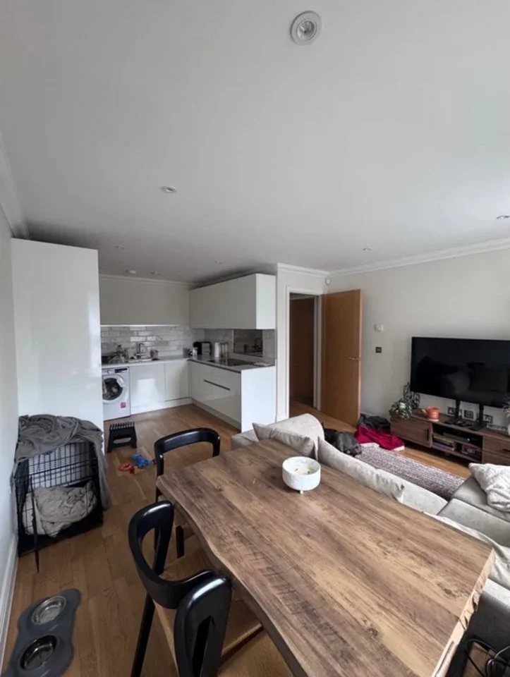 Room Bournehall Road in Hertsmere