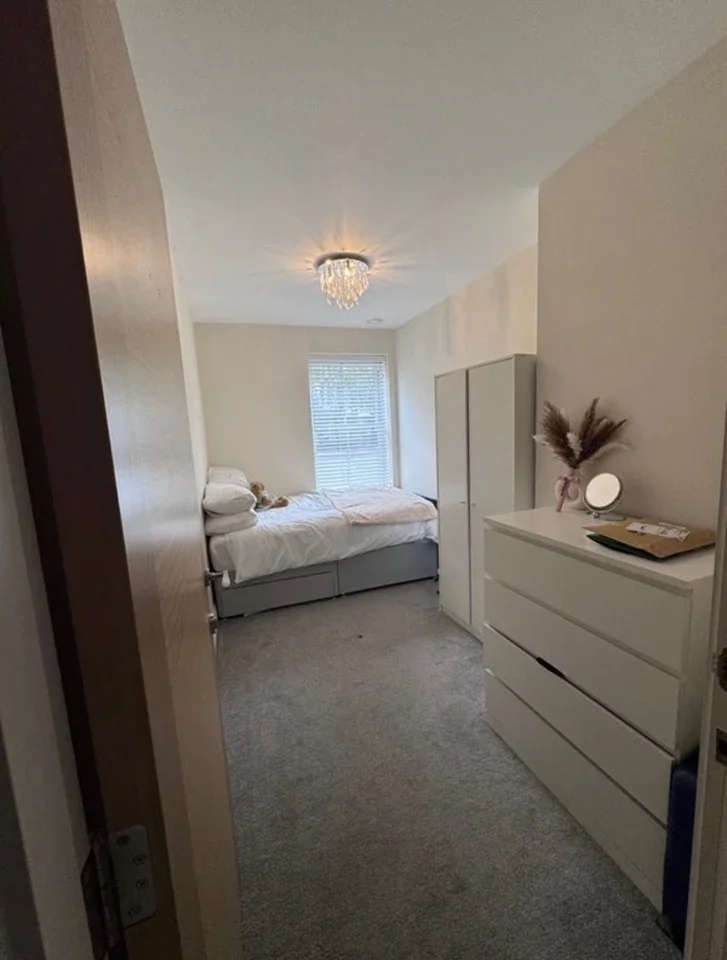Room Bournehall Road in Hertsmere