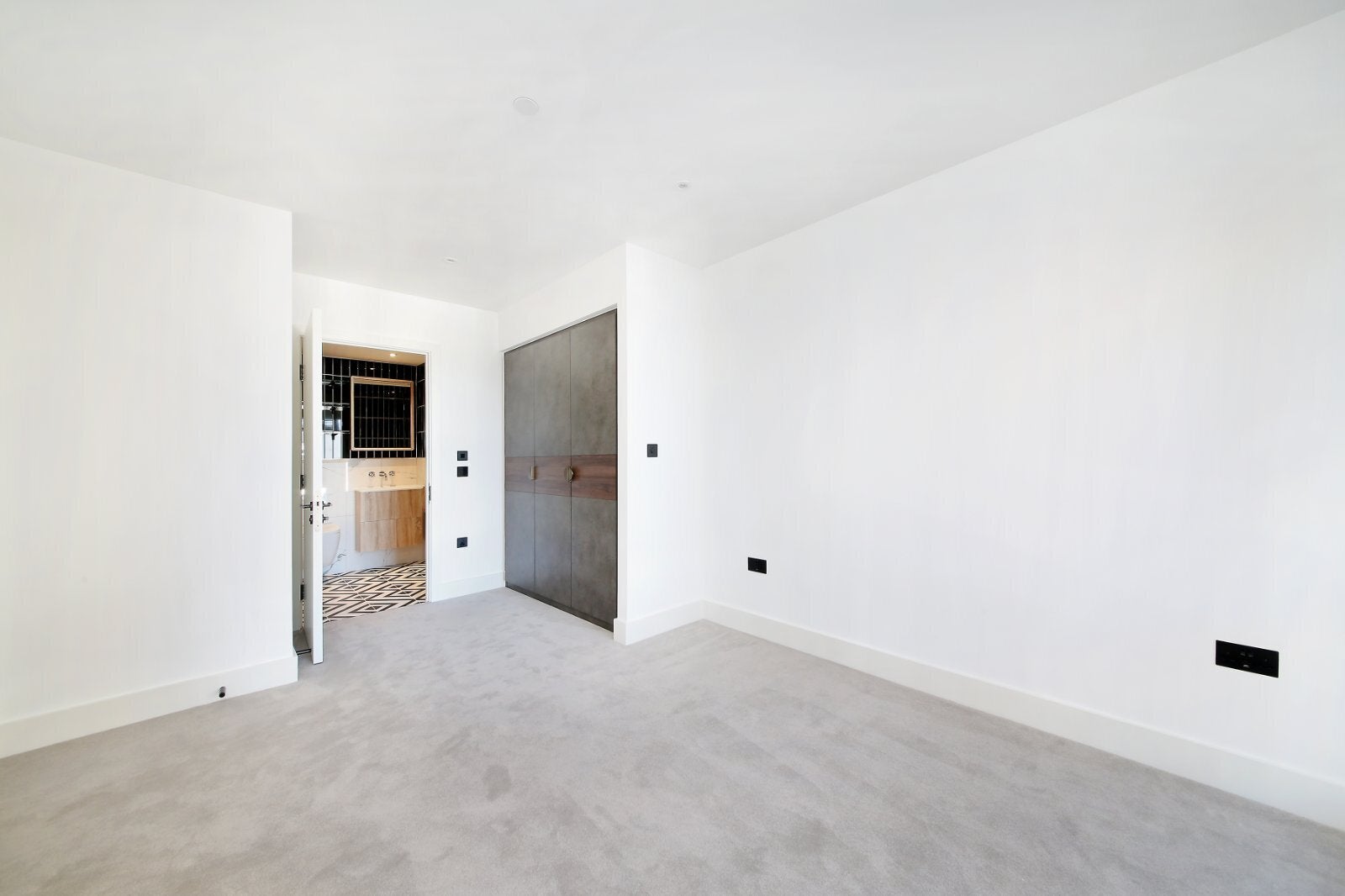 Flat Saint John's Hill in Greater London