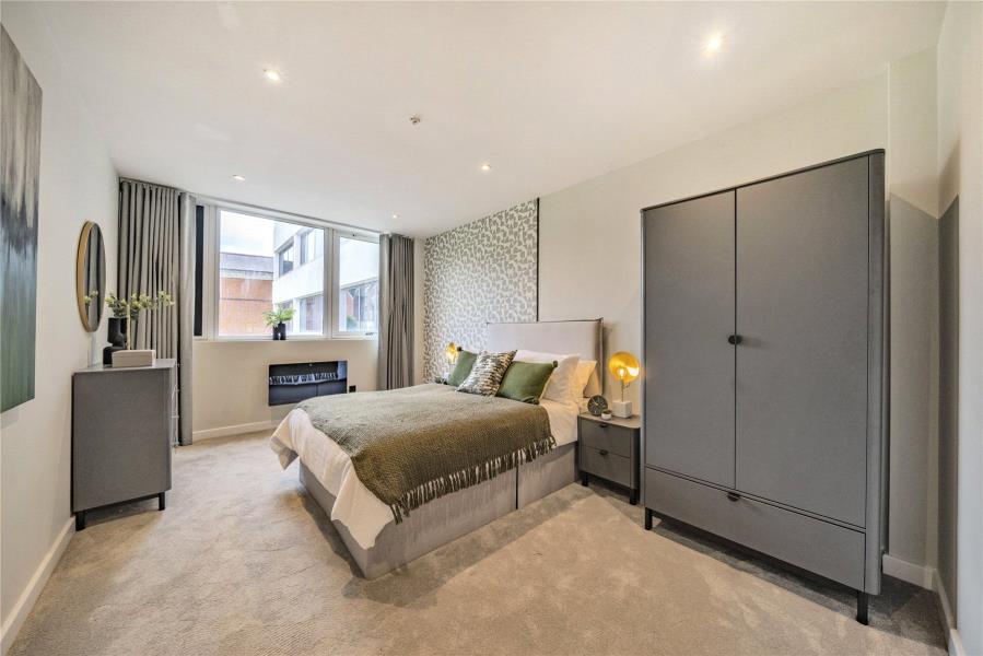 Flat Rosemount Avenue in Woking