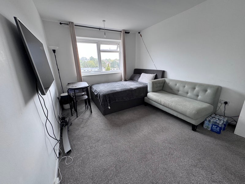 Room Westgate Road in Greater London