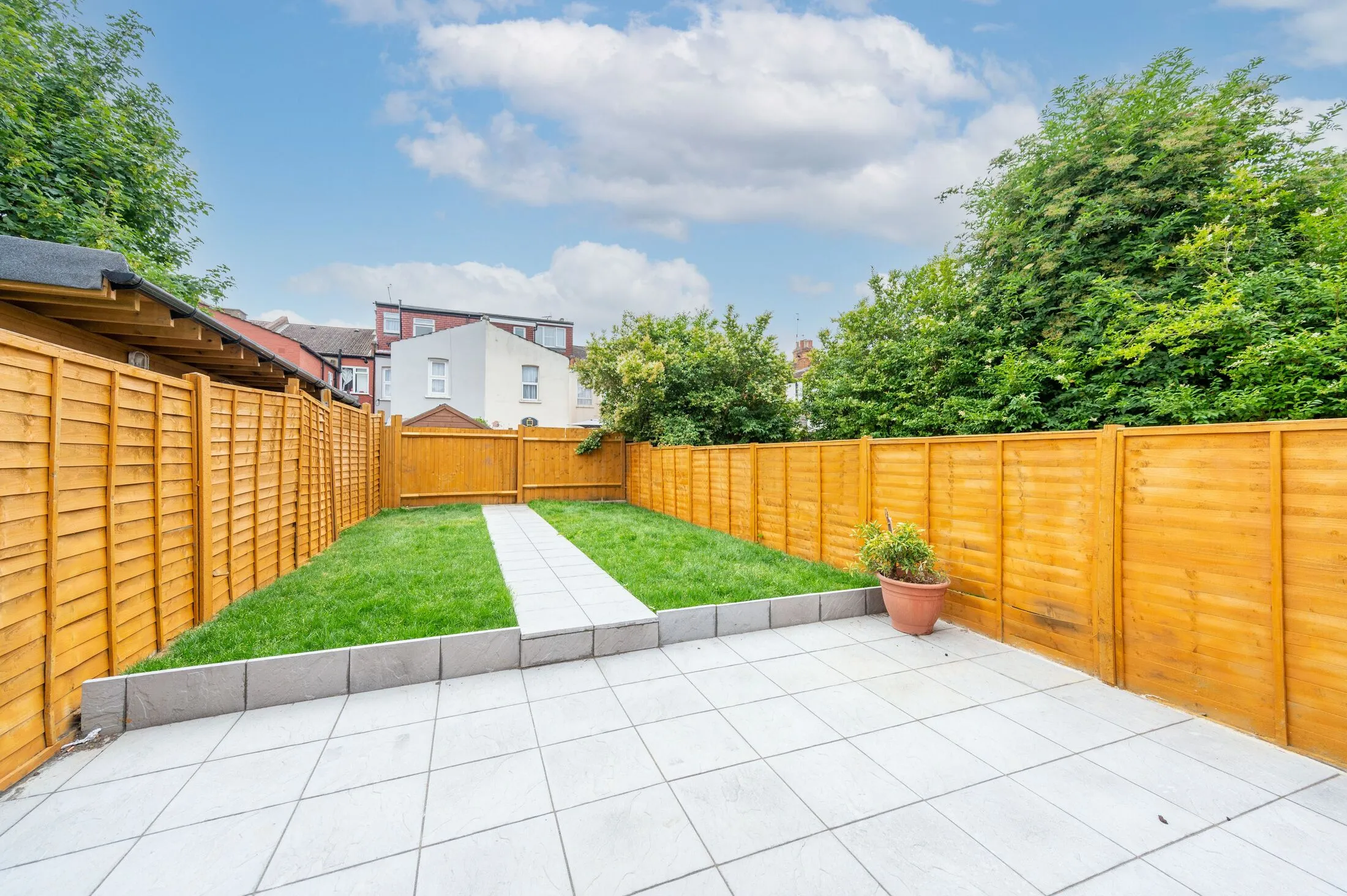 Flat Leopold Road in Greater London