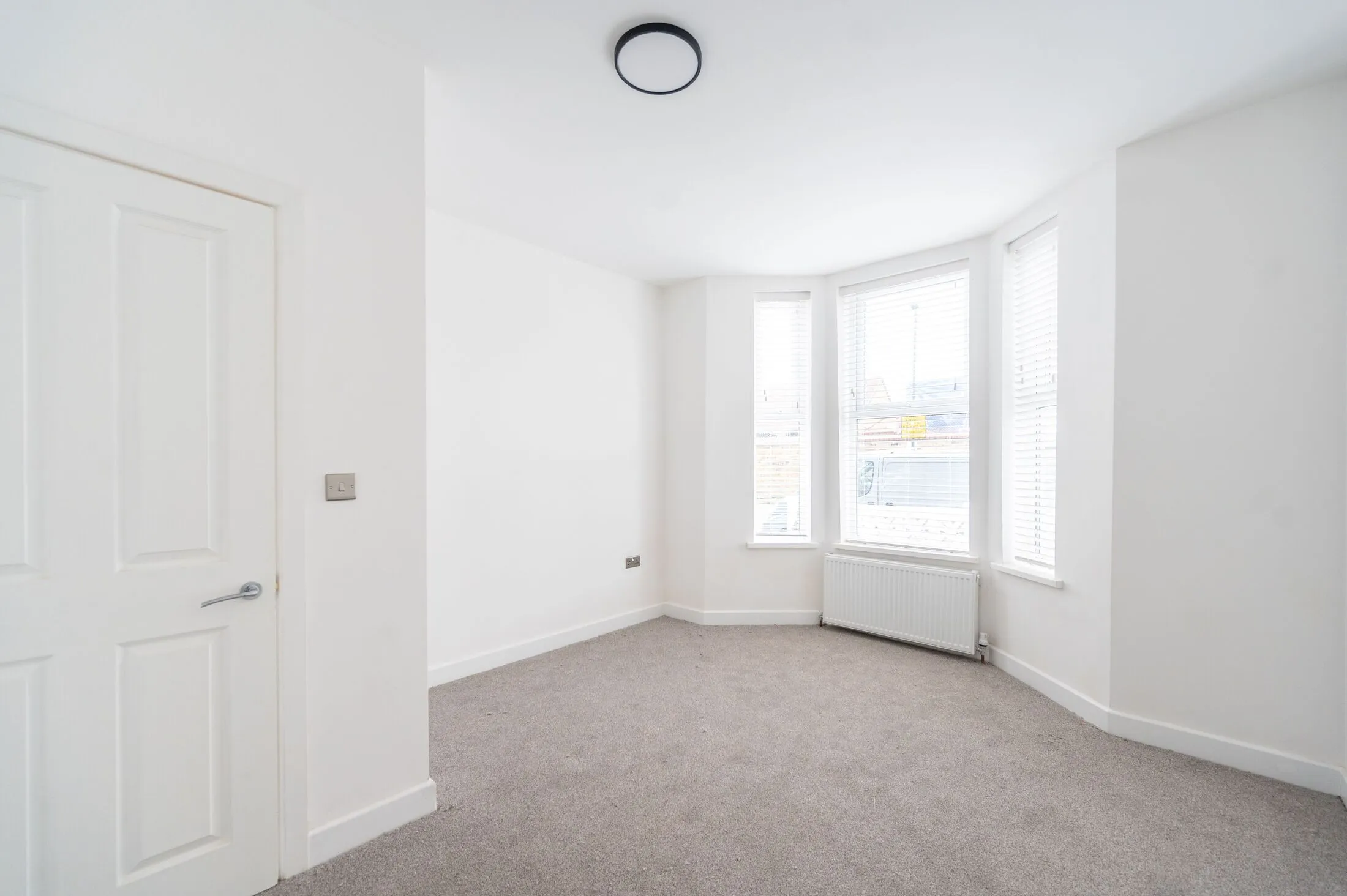 Flat Leopold Road in Greater London