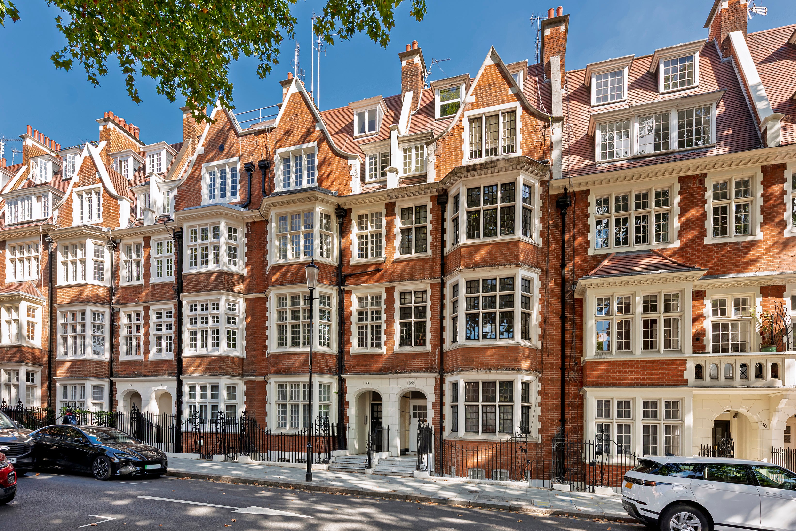 Flat Hornton Street in Greater London
