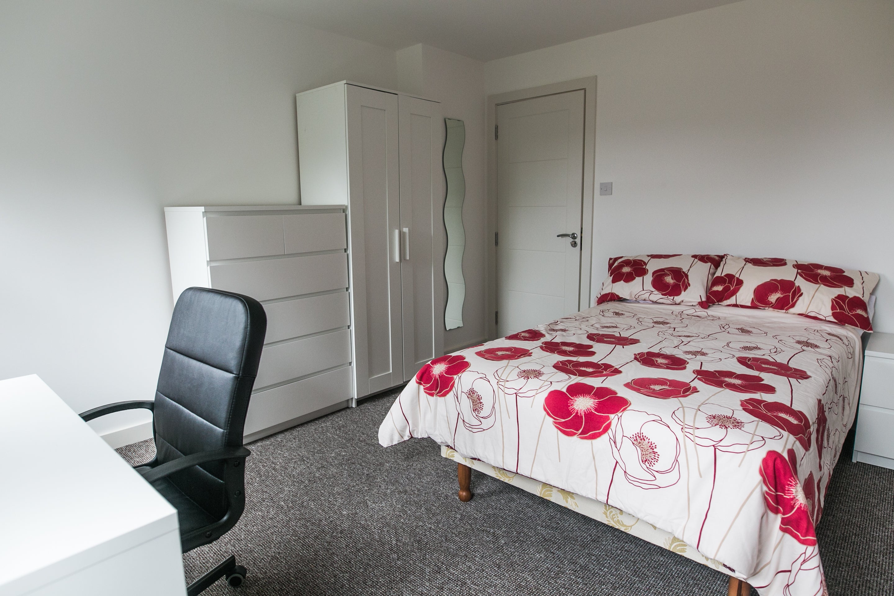 Flat Mostyn Road in Birmingham