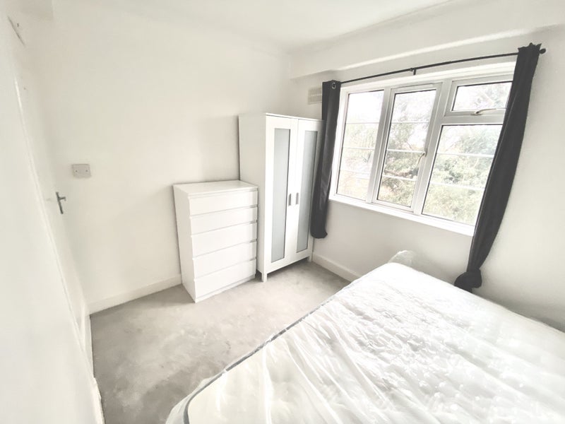 Room Chiswick Village in Greater London