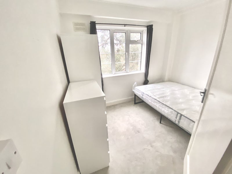 Room Chiswick Village in Greater London