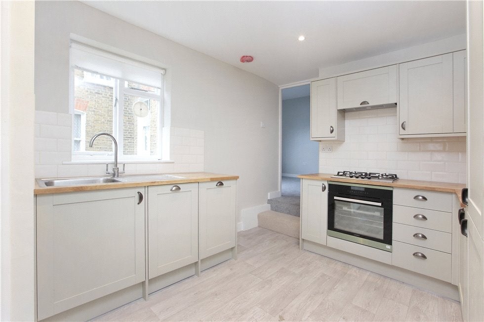 Flat Queenstown Road in Greater London