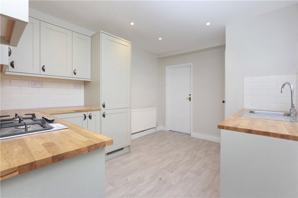 Flat Queenstown Road in Greater London