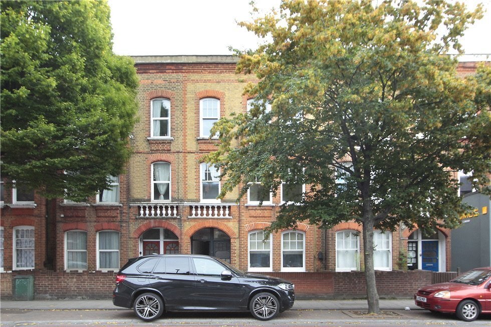 Flat Queenstown Road in Greater London