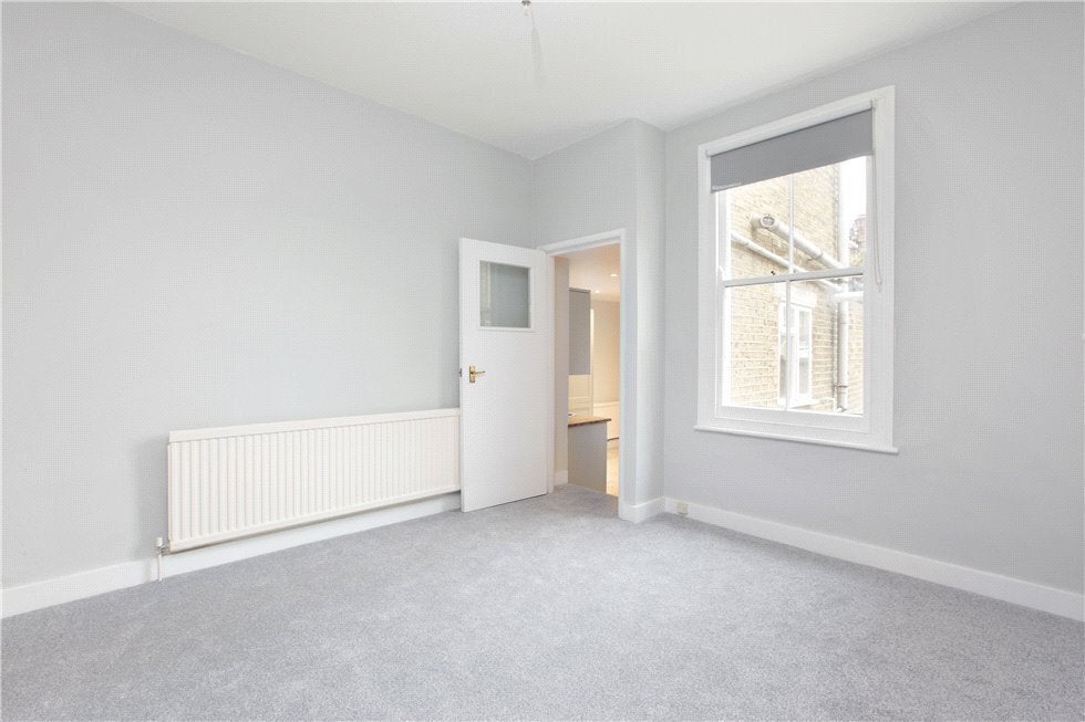 Flat Queenstown Road in Greater London