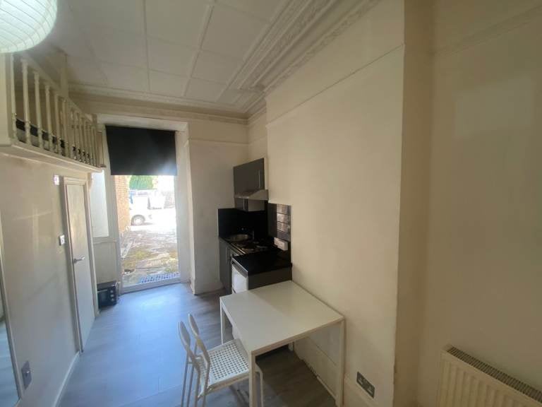 Flat Kenton Road in Greater London