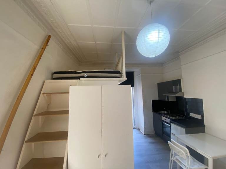 Flat Kenton Road in Greater London