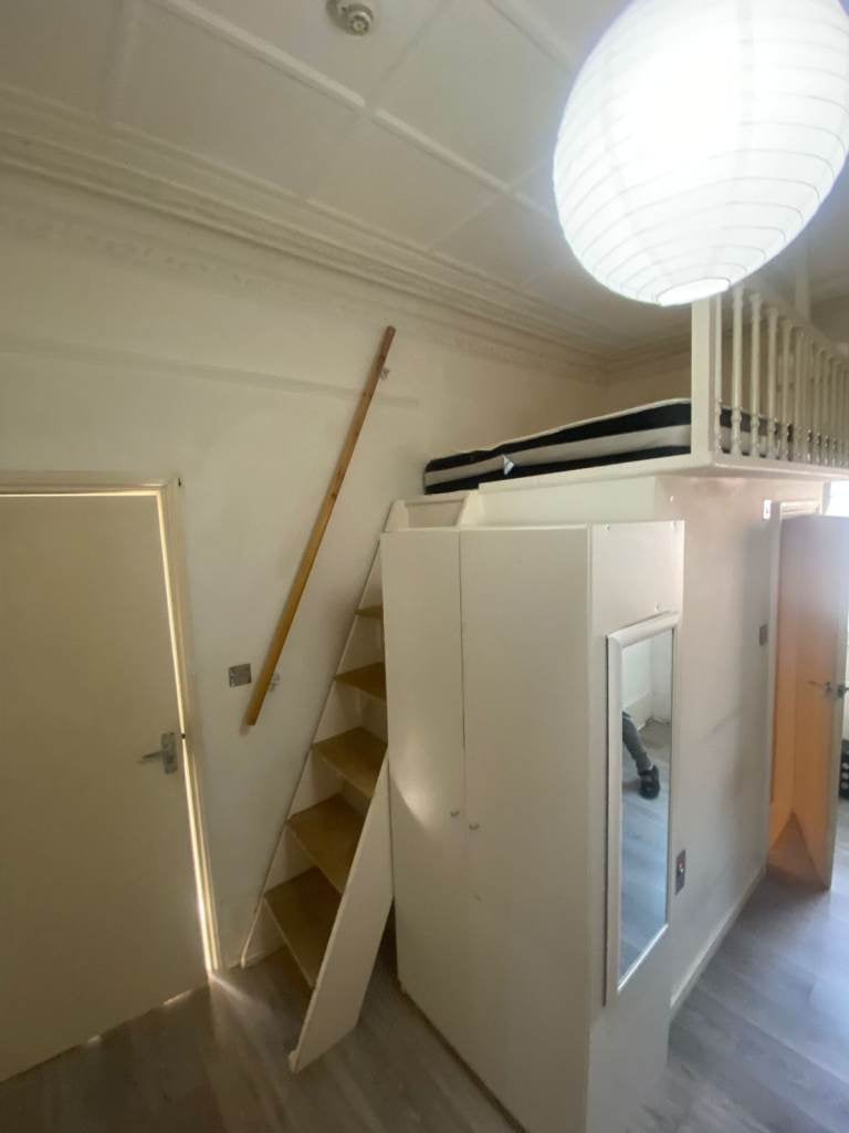 Flat Kenton Road in Greater London
