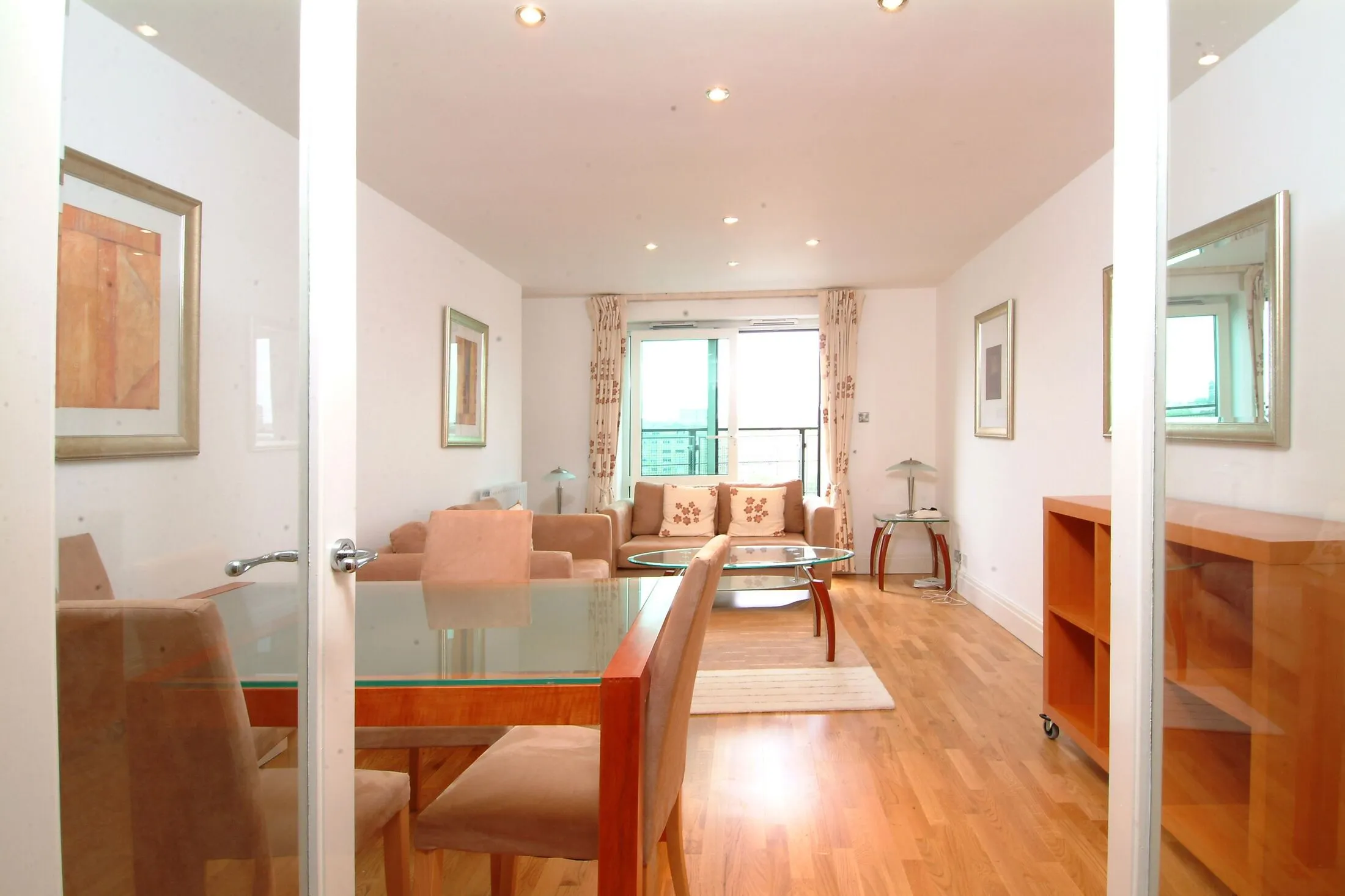 Flat Warwick Road in Greater London