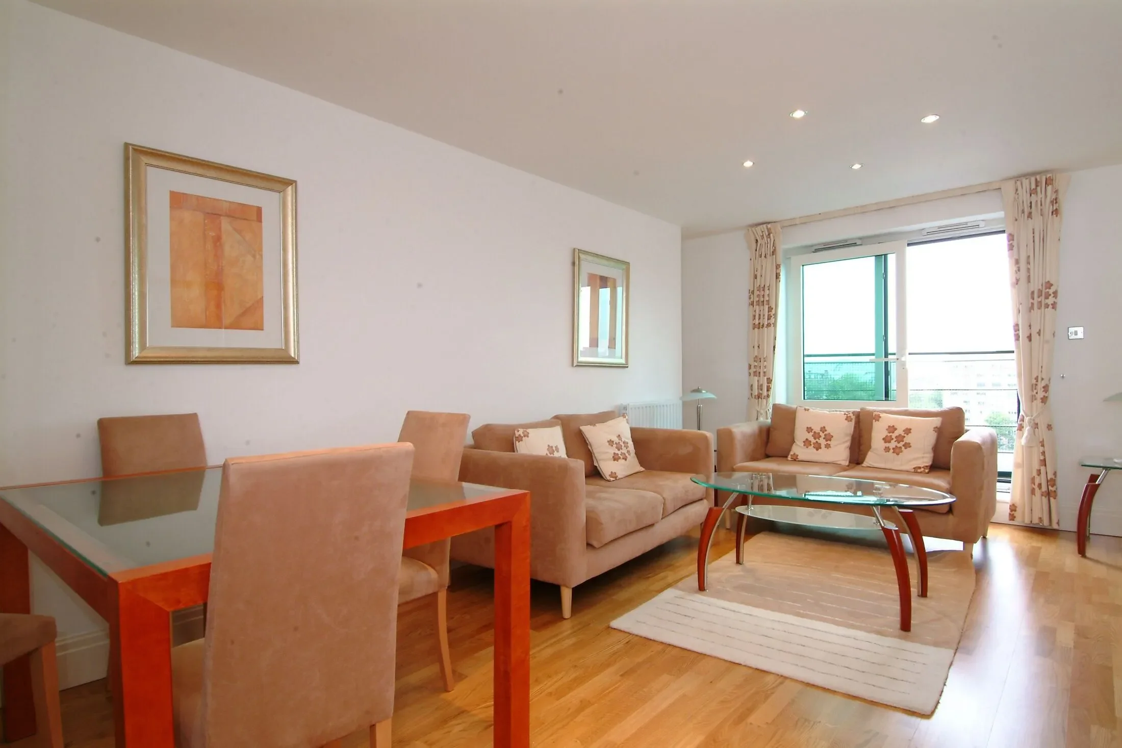 Flat Warwick Road in Greater London