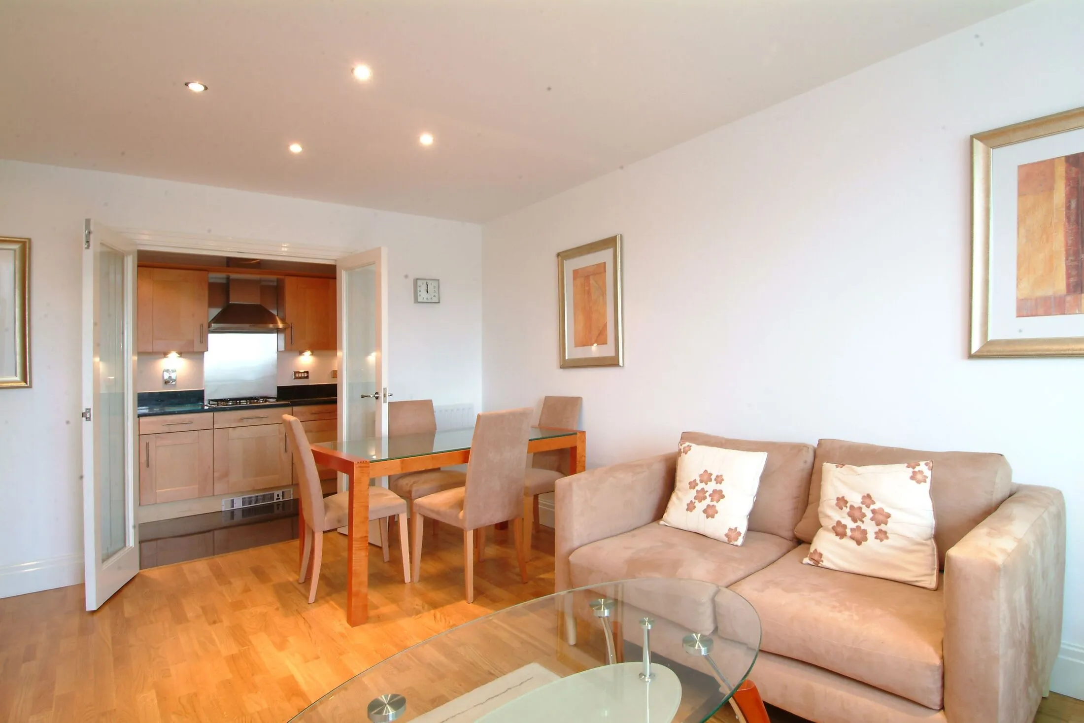Flat Warwick Road in Greater London