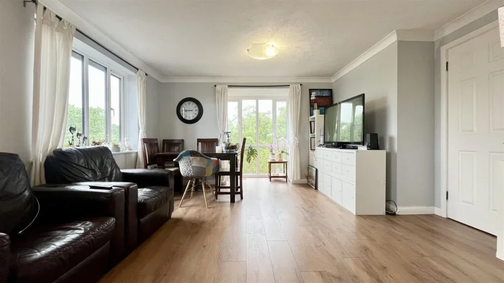 Flat Benhilton Gardens in Greater London
