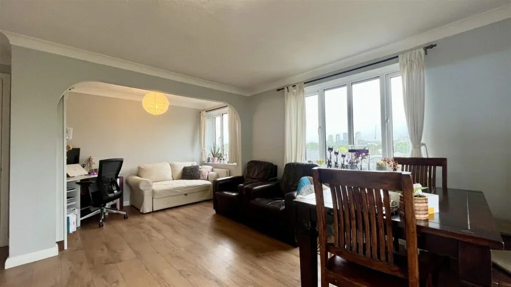 Flat Benhilton Gardens in Greater London