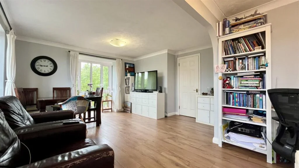 Flat Benhilton Gardens in Greater London