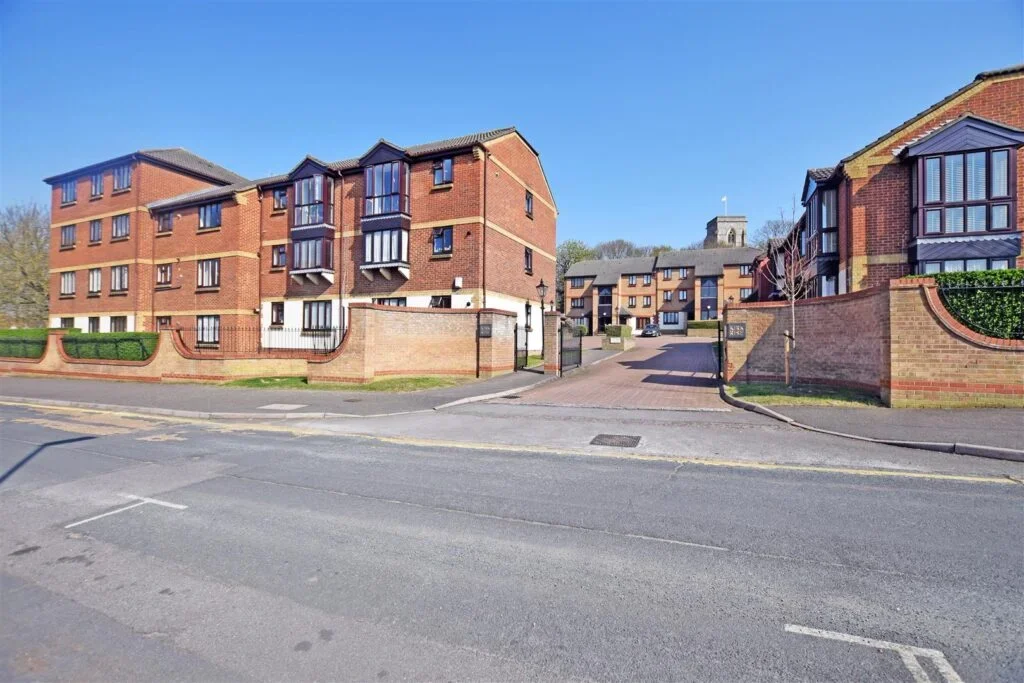 Flat Benhilton Gardens in Greater London