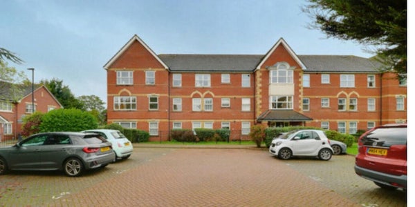 Flat Cobham Close in London