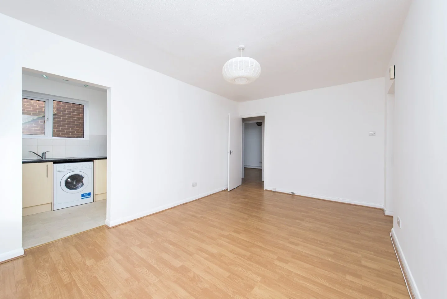 Flat Great Central Avenue in Greater London