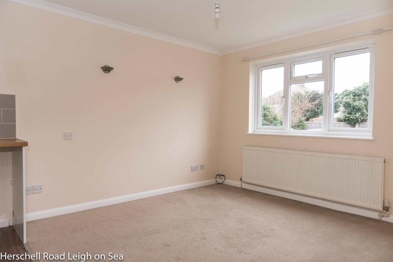Flat Highlands Boulevard in Southend-on-Sea