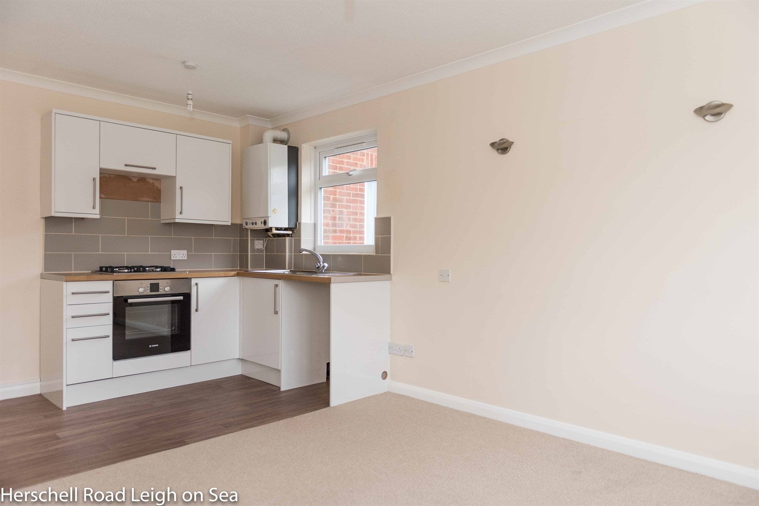 Flat Highlands Boulevard in Southend-on-Sea