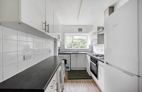 Flat Glenhill Close in London