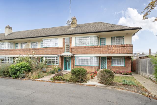 Flat Glenhill Close in London