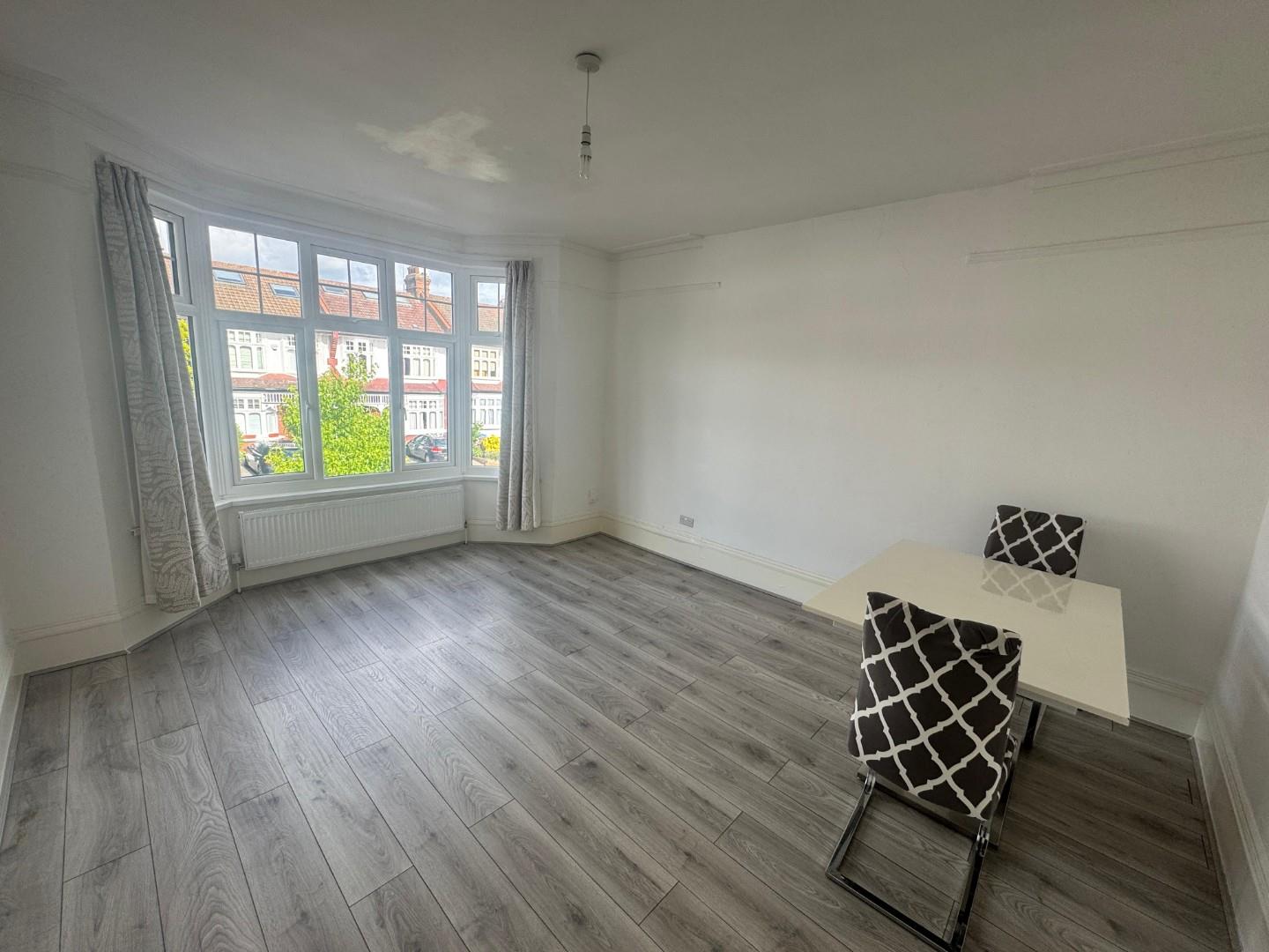 Flat Caversham Avenue in Greater London