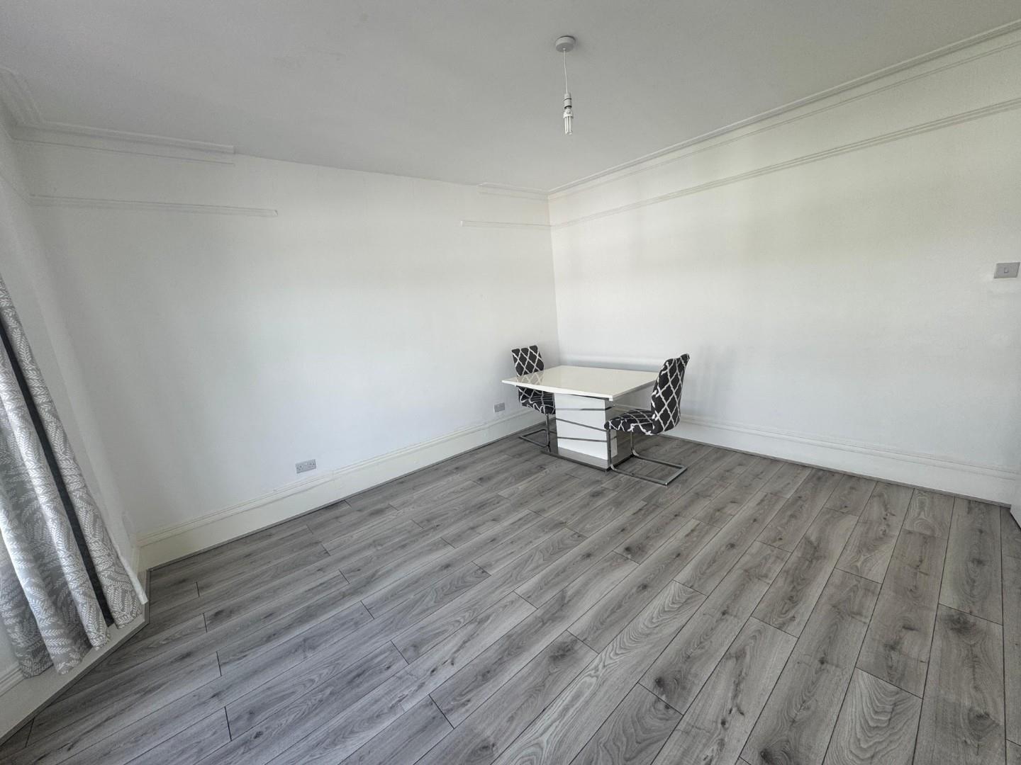Flat Caversham Avenue in Greater London