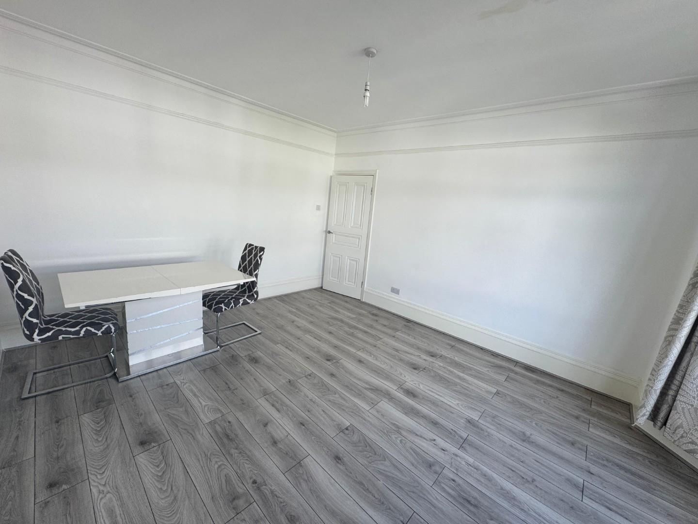 Flat Caversham Avenue in Greater London