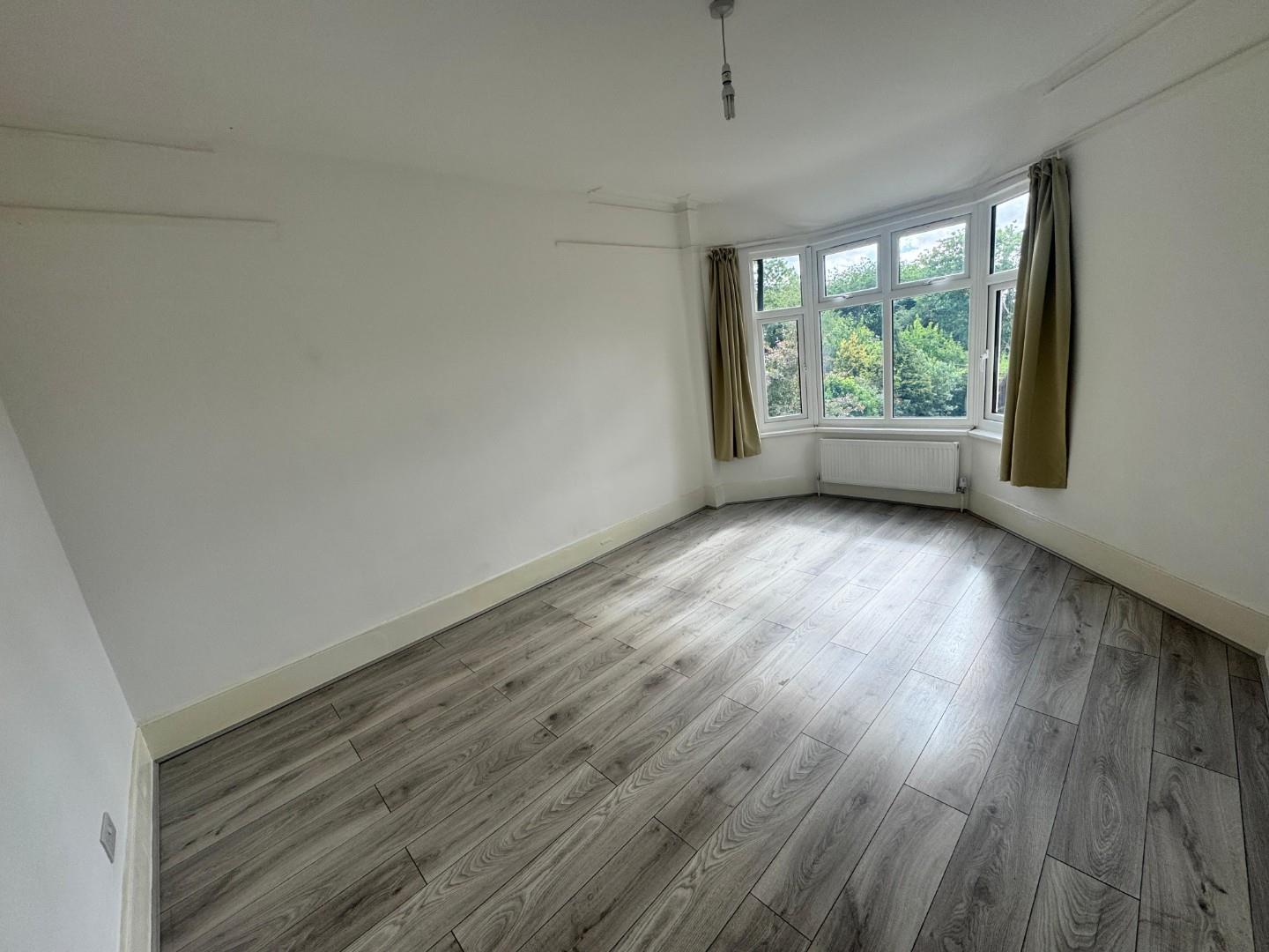 Flat Caversham Avenue in Greater London