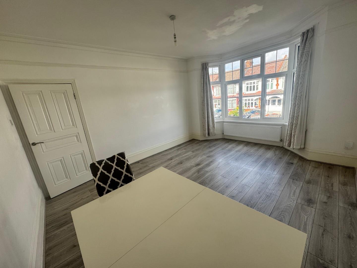 Flat Caversham Avenue in Greater London