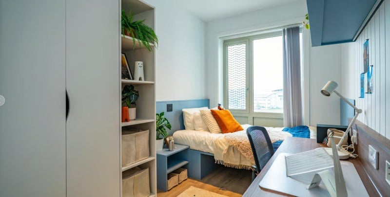 Room Fairlawn Avenue in Bristol