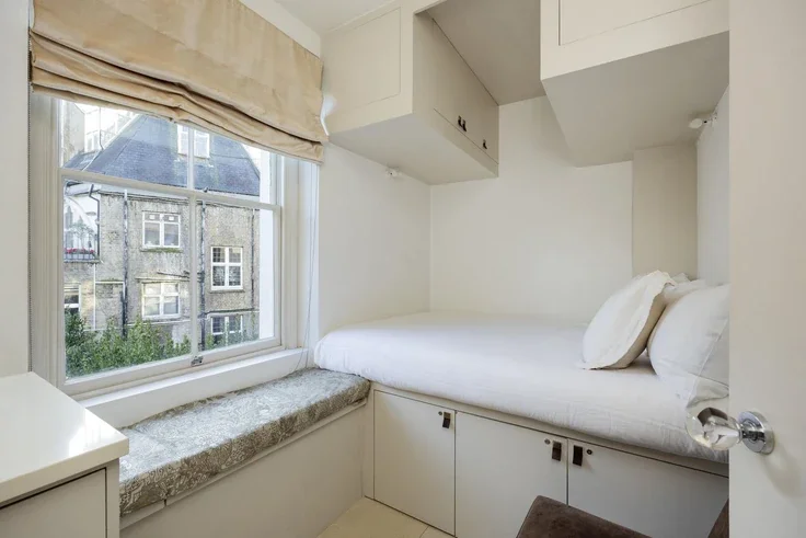 Flat Motcomb Street in City of Westminster