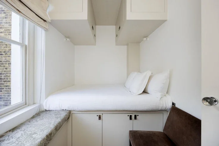 Flat Motcomb Street in City of Westminster