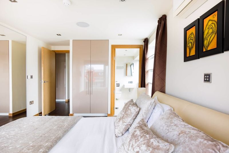 Flat Redmans Road in Greater London