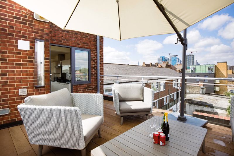 Flat Redmans Road in Greater London